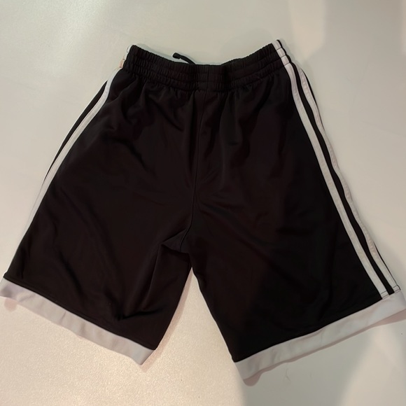Boys Adidas Black Shorts Size M - Picture 2 of 4